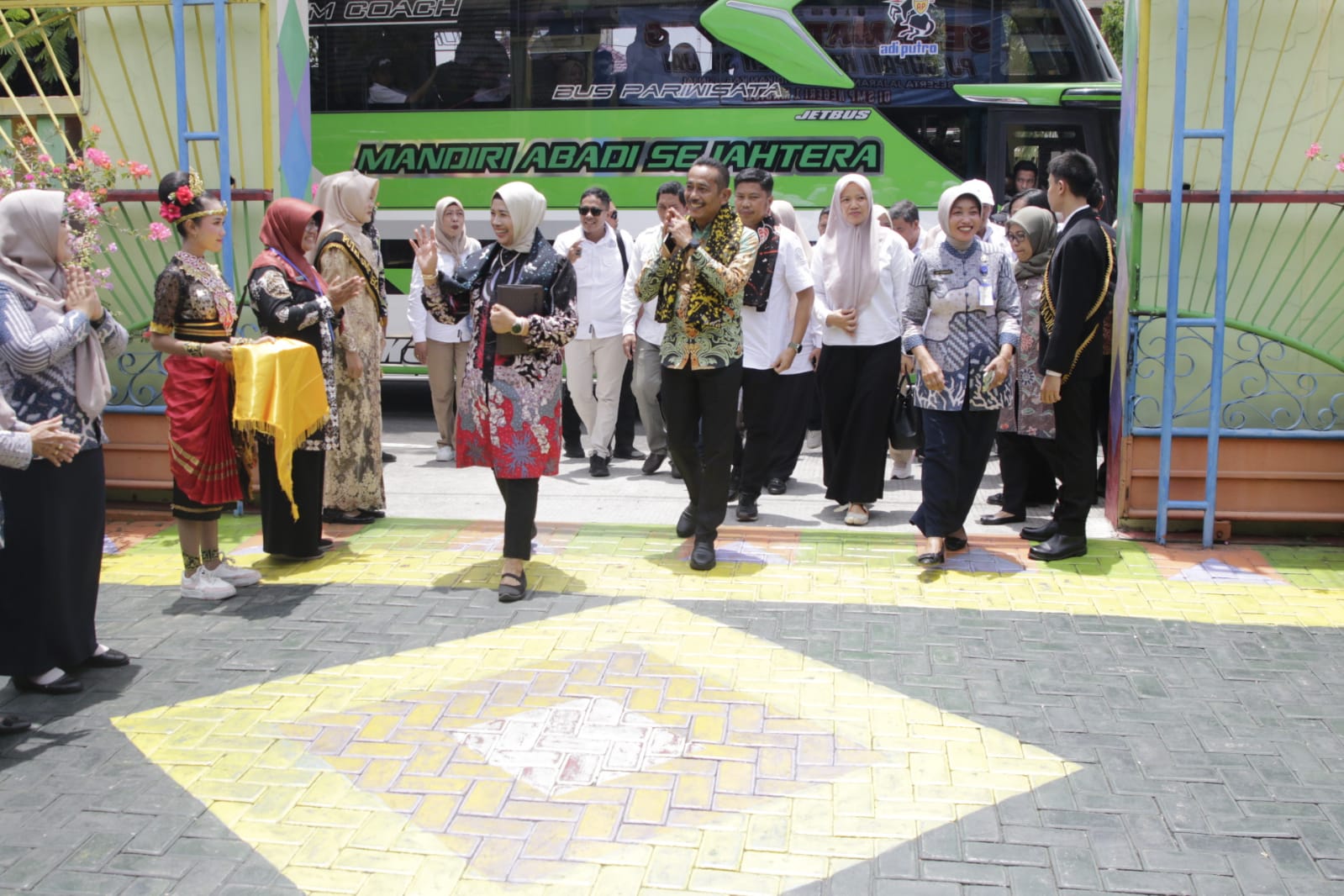 Foto 10 dari 12: Belajar Penerapan Chromebook, Pj Bupati dan Puluhan Kepala Sekolah se-Kabupaten Sinjai, Studi Banding ke Kota Madiun