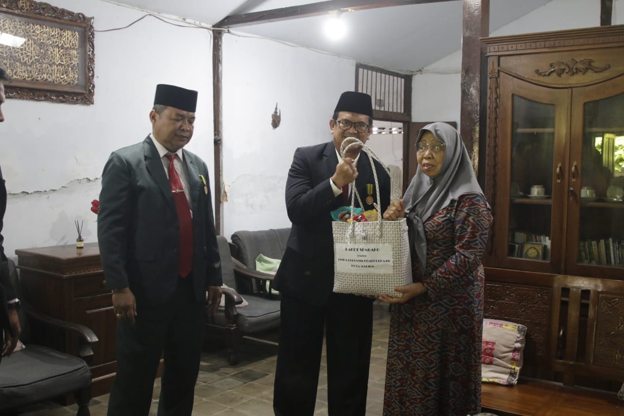 Foto 4 dari 6: Bentuk Penghormatan Bagi Pahlawan Negeri, Sekda Salurkan Tali Asih Bagi Janda Perintis