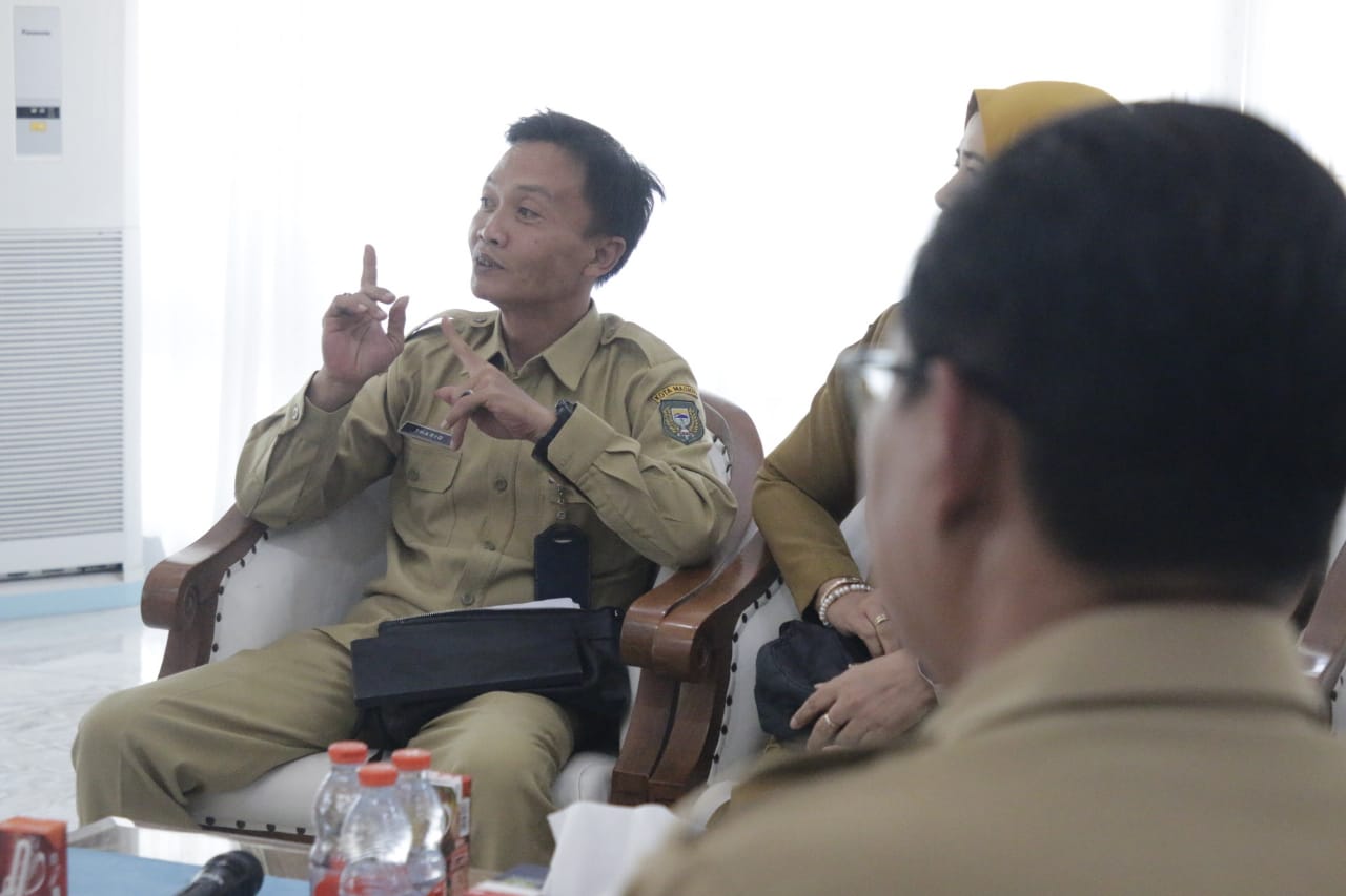 Foto 6 dari 11: Terima Dua Audiensi, Pj Wali Kota Bahas Pelantikan Pengurus Kwarcab Pramuka Hingga Proyek Strategis Pemkot Madiun