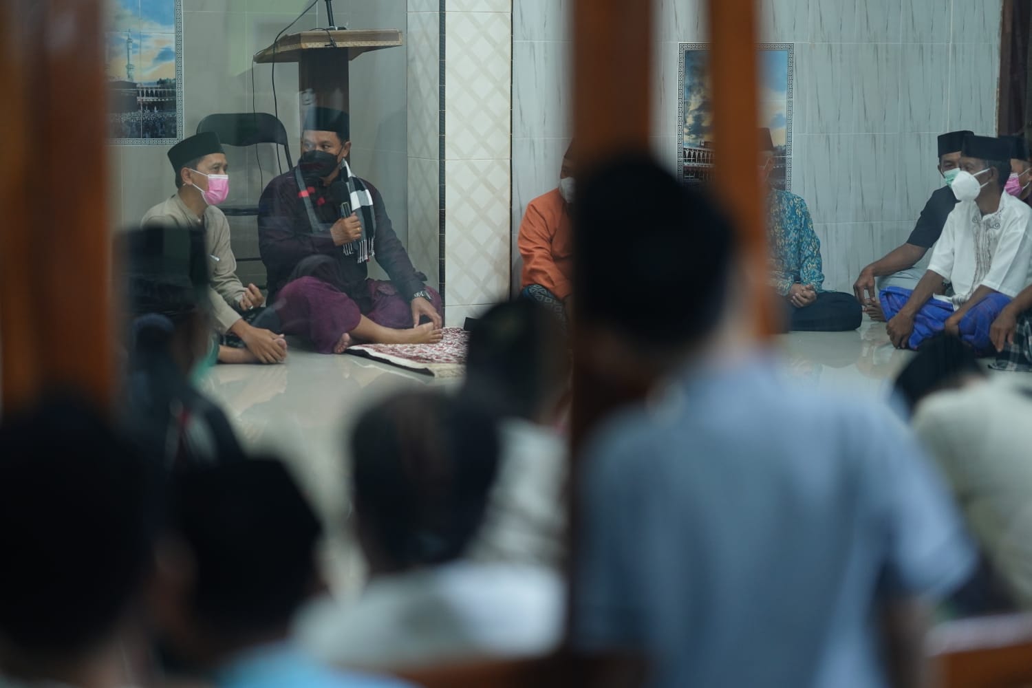 Foto 2 dari 10: Salat Isya di Musala Nur Hidayah Kelurahan Banjarejo, Wali Kota Pesan Jaga Kesehatan Lingkungan