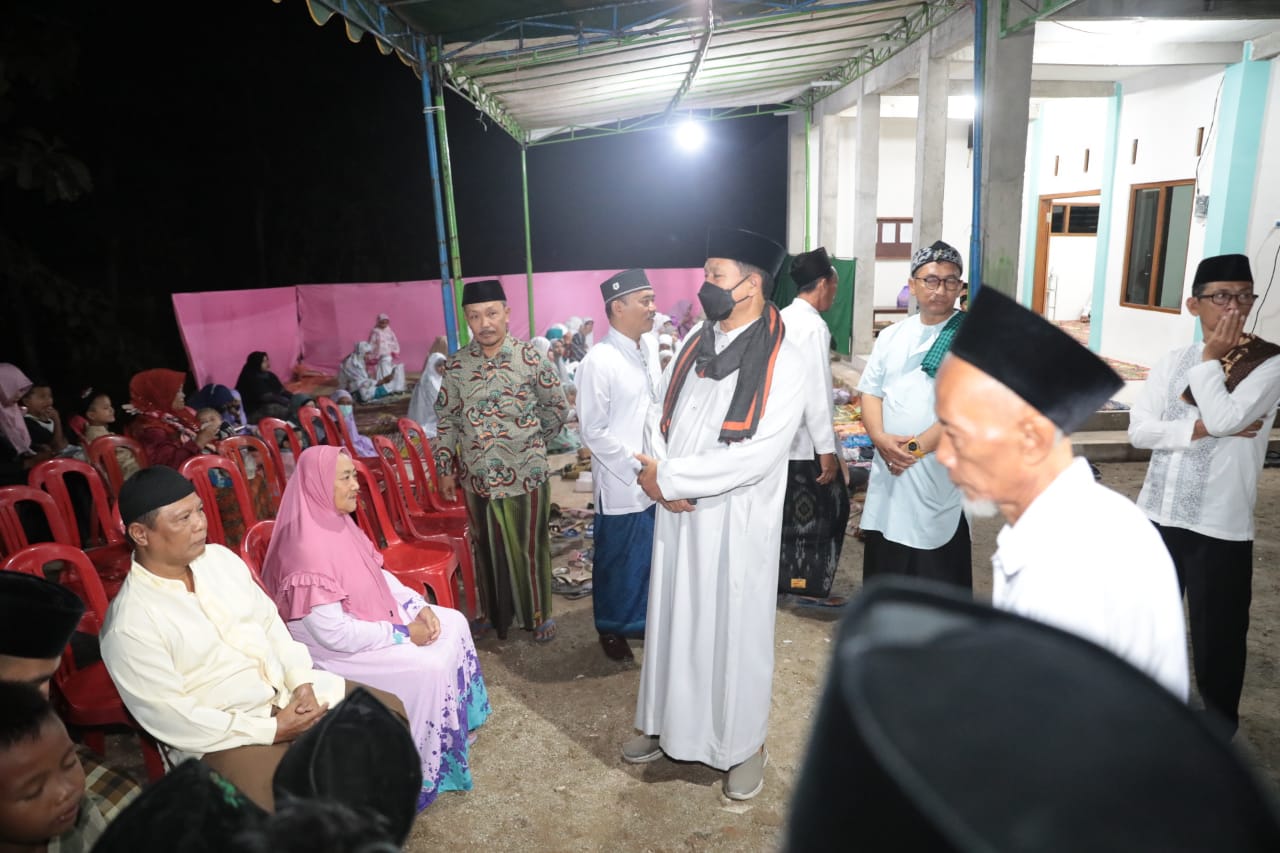 Foto 8 dari 13: Gelar Salat Isya di Masjid Al Amin Kelurahan Demangan, Wali Kota Maidi Sampaikan Pembangunan dan Salurkan Bantuan