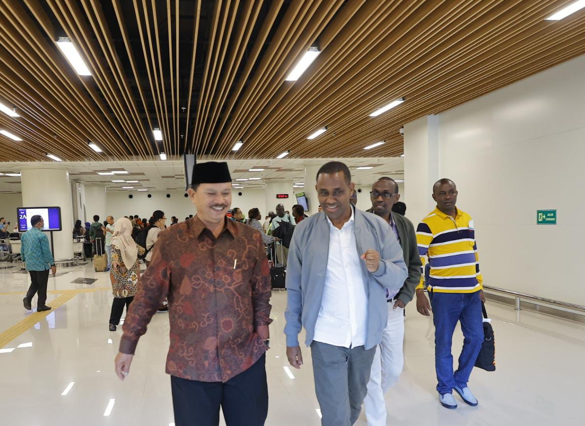 Foto 3 dari 5: 12 Delegasi Kenya dan 3 Delegasi Bangladesh Tiba, Wali Kota Maidi Sambut di Juanda