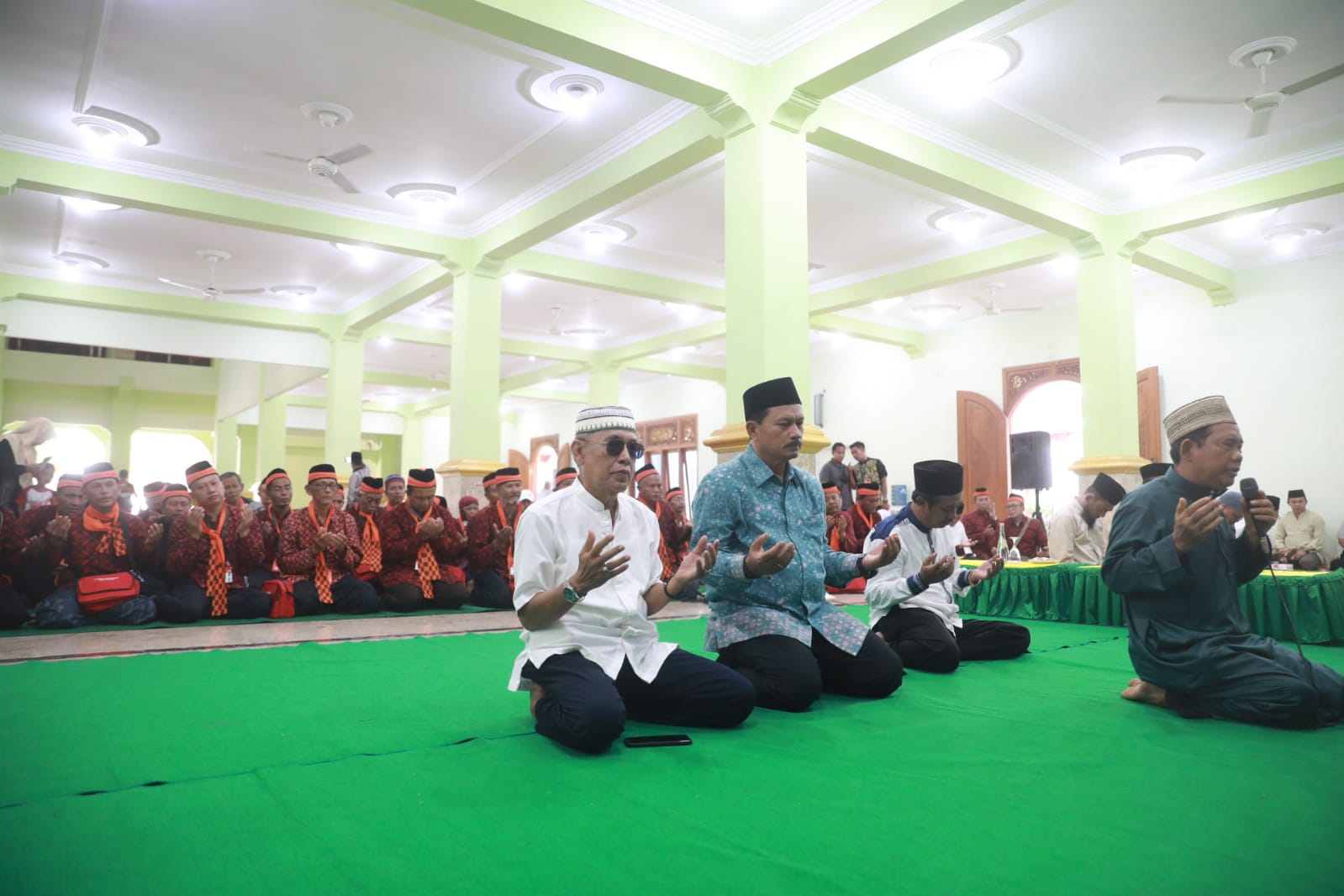 Foto 8 dari 13: Sambut Jamaah Umroh di Masjid Baitul Hakim, Wali Kota Dr.Maidi Pesan Selalu Tanam Kebaikan