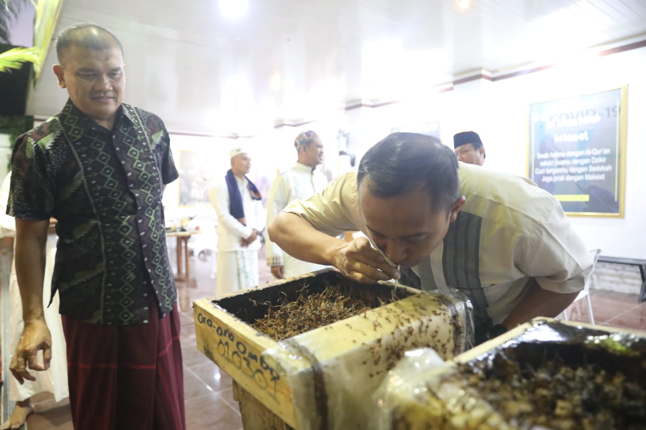 Foto 9 dari 10: Kunjungan Kerja Di Kota Madiun, Kapolda Shalat Subuh Hingga Cicip Madu Di Masjid Pondok Abi Bahrun Madinatul Jannah
