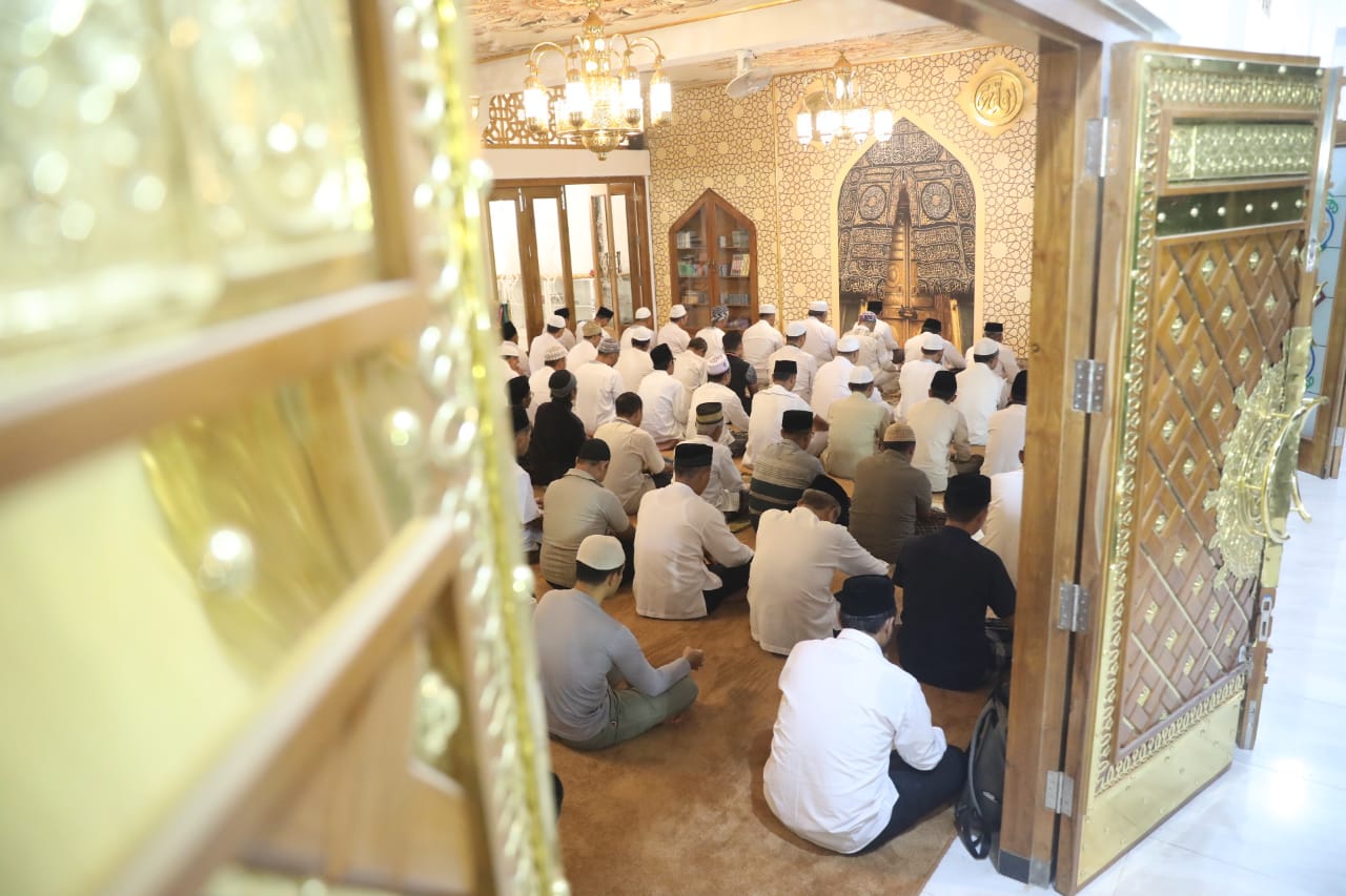 Foto 6 dari 10: Kunjungan Kerja Di Kota Madiun, Kapolda Shalat Subuh Hingga Cicip Madu Di Masjid Pondok Abi Bahrun Madinatul Jannah