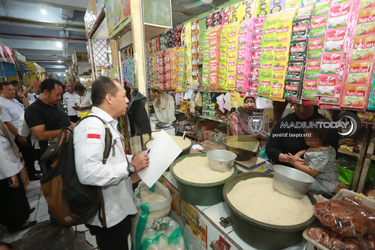 Foto 4 dari 10: Stok SPHP Aman, Bapanas Sidak Ketersediaan dan Harga Beras di Pasar Besar Madiun