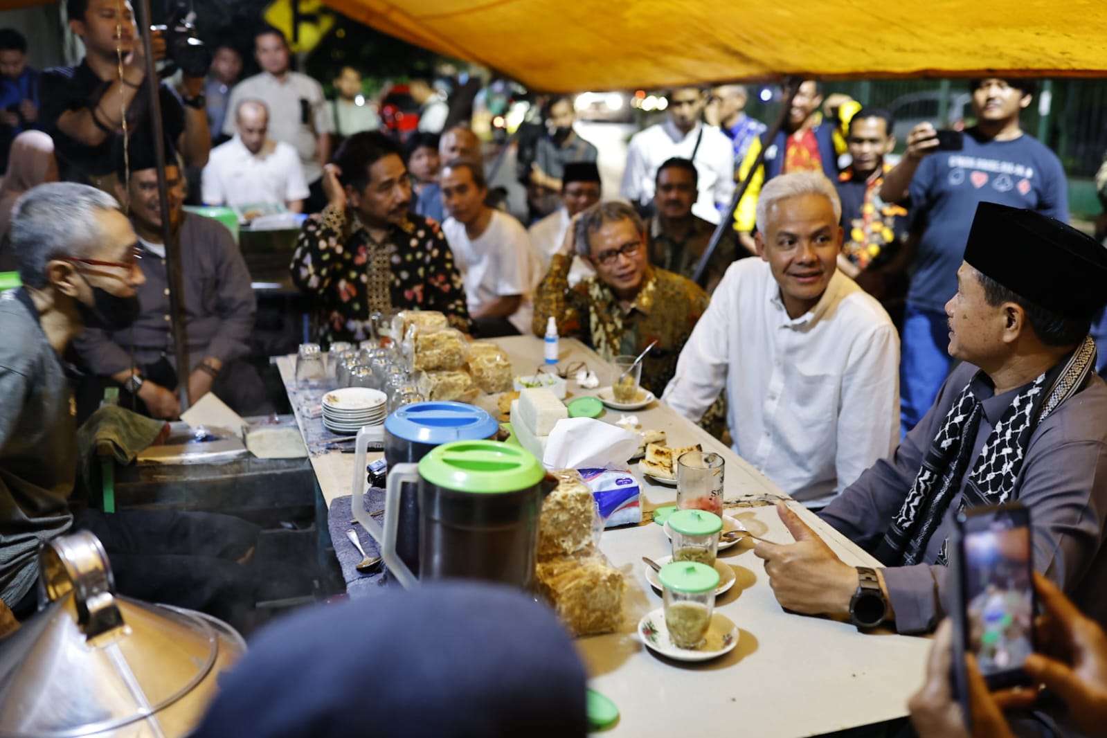 Foto 4 dari 7: Cangkruk di Warung Pak Sus Stasiun, Ganjar Pranowo: Kopi dan Jahenya Jos Tenan