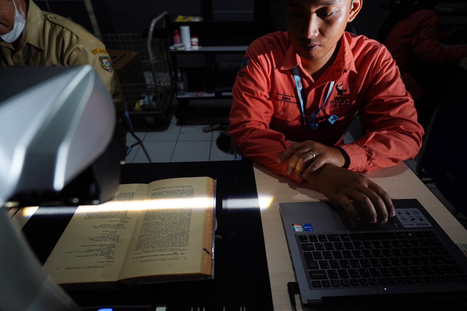 Foto 1 dari 7: Lindungi Arsip Kuno, Dispusip Lakukan Digitalisasi Koleksi Langka