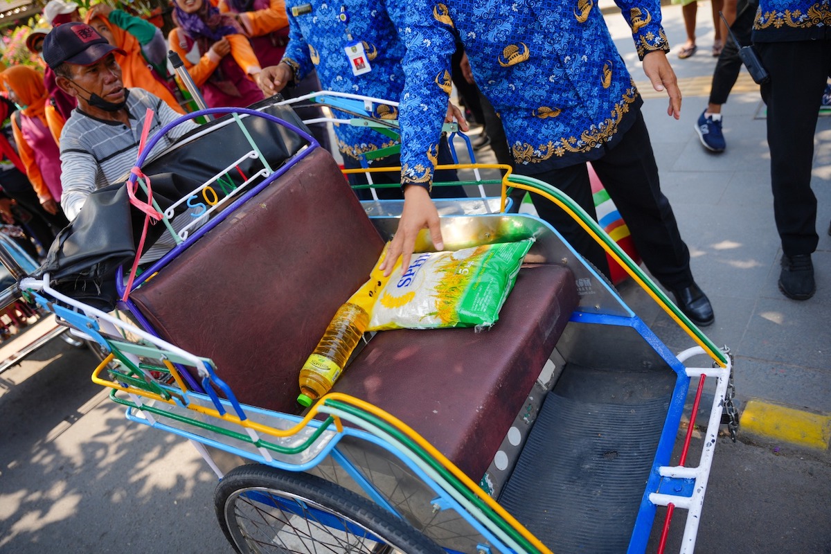 Foto 6 dari 8: Amalkan Sila ke Lima, Wali Kota Bagi-Bagi Sembako ke Tukang Becak Hingga Projasih