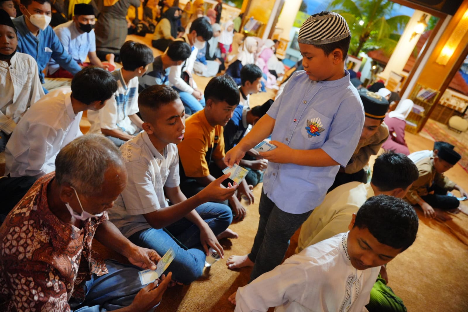 Foto 7 dari 10: Buka Bersama dengan Anak Yatim dan Disabilitas, Wali Kota Ingin Mereka Tetap Semangat dan Jangan Berkecil Hati