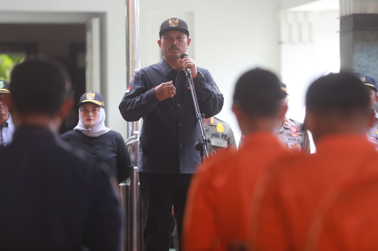 Foto 10 dari 11: Jelang Pergantian Tahun, Wali Kota Gelar Apel Pasukan Pengamanan Malam Tahun Baru