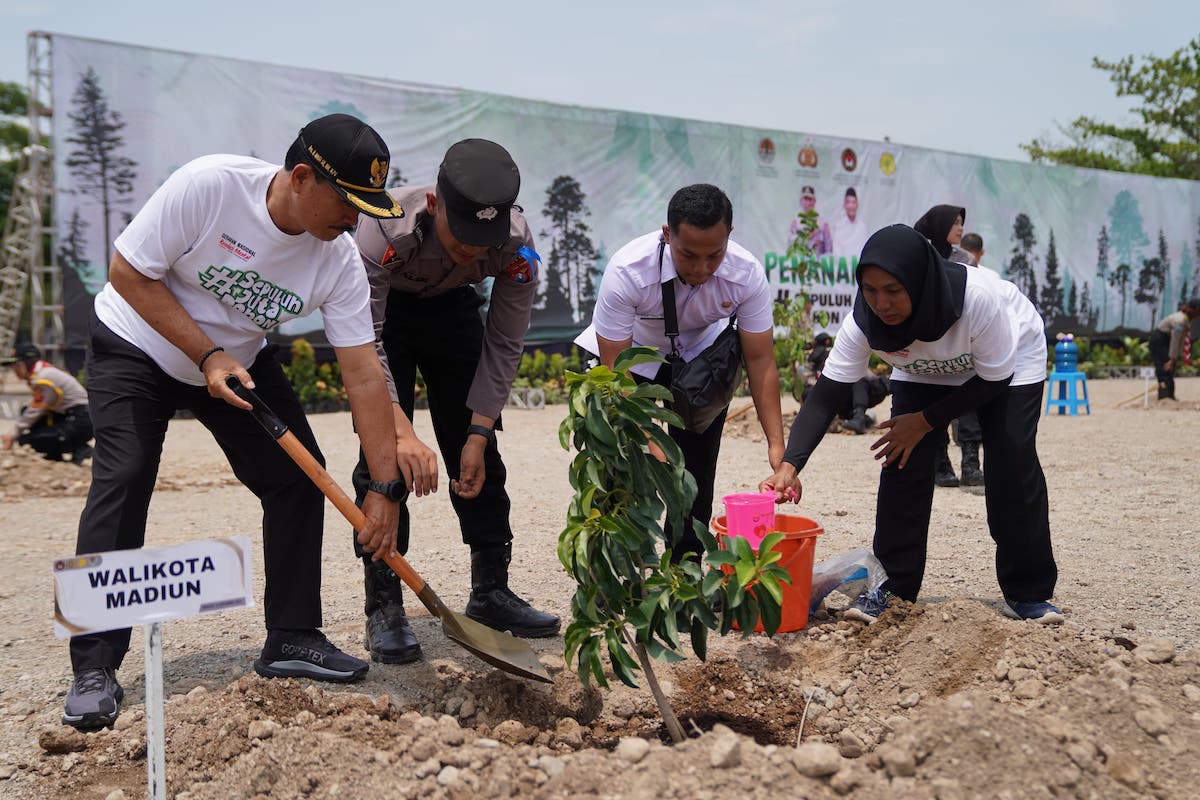 Foto 1 dari 8: Dampingi Menko PMK Dan Kapolri, Wali Kota Dukung Program Penanaman 10 Juta Pohon Di Madiun