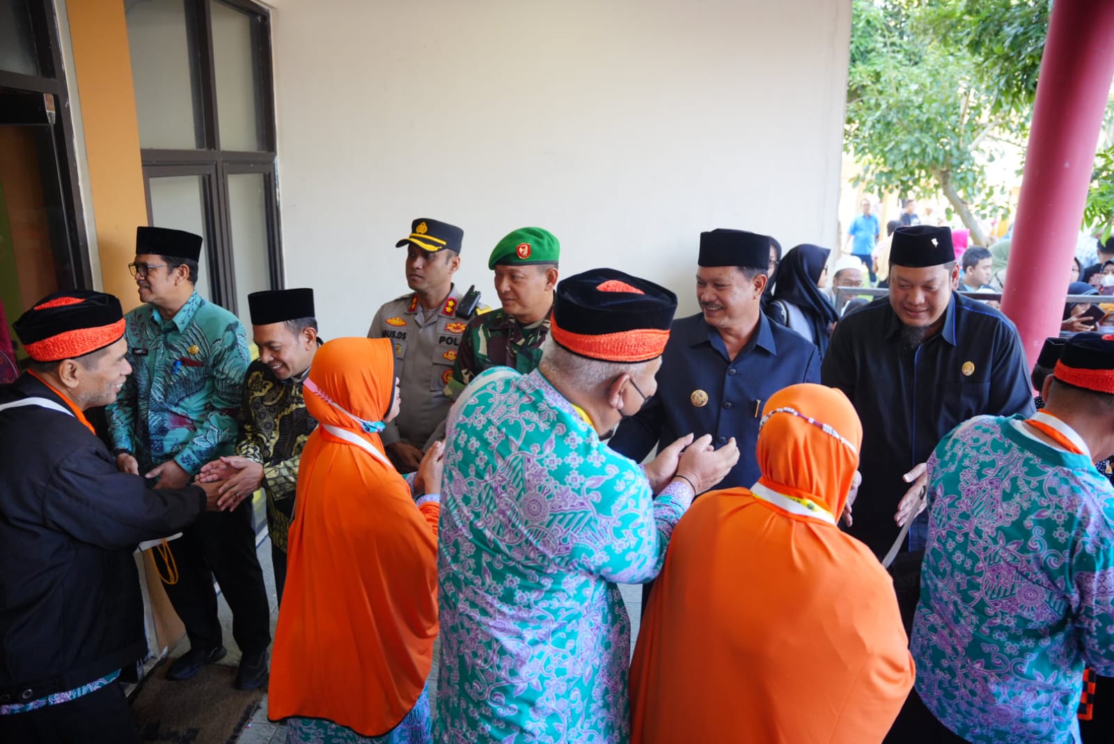 Foto 9 dari 9: Lepas CJH Ke Tanah Suci, Wali Kota Pesan Optimalkan Ibadah Dan Jaga Kesehatan