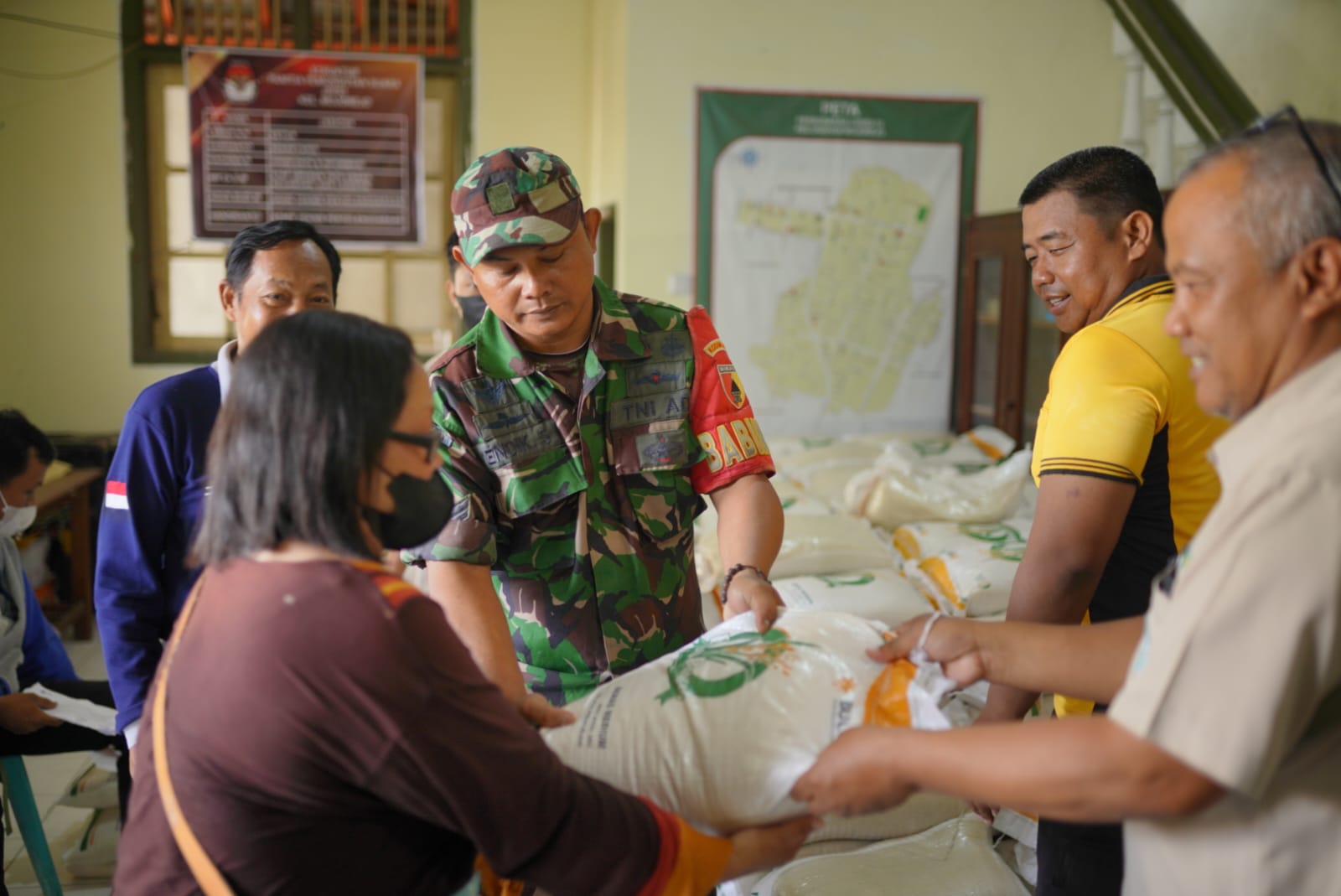 Foto 3 dari 9: Bantuan Pangan Tahap Kedua Jatah Oktober Mulai Dicairkan, Penerima Dapat 10 Kg Beras Bantuan