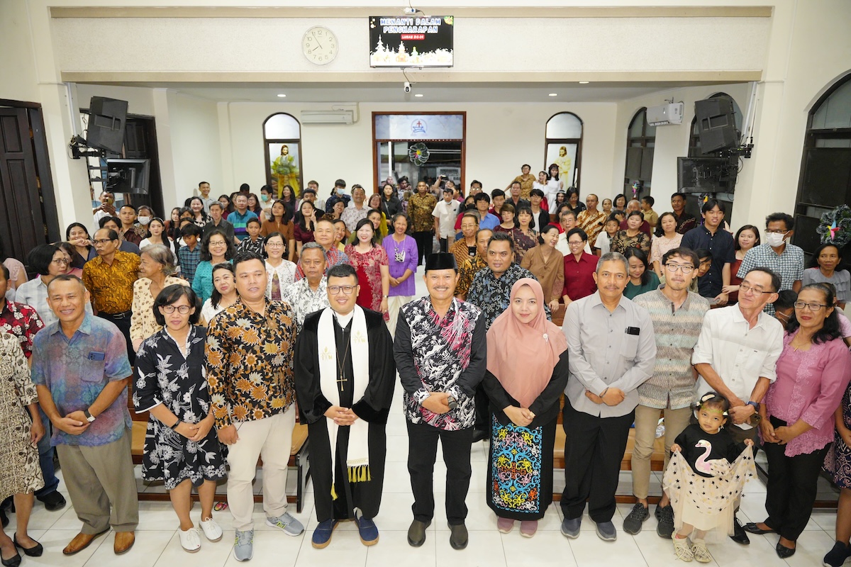 Foto 6 dari 8: Tinjau Pelaksanaan Ibadah Natal di Sejumlah Gereja, Wali Kota Pastikan Perayaan Natal Aman dan Nyaman di Kota Pendekar