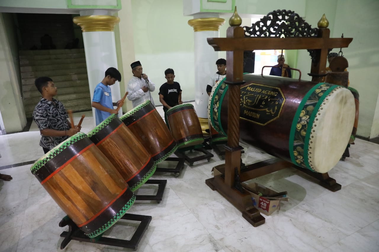 Foto 10 dari 10: Ikuti Salat Tarawih Perdana, Wali Kota Ajak Umat Muslim Tingkatkan Ibadah