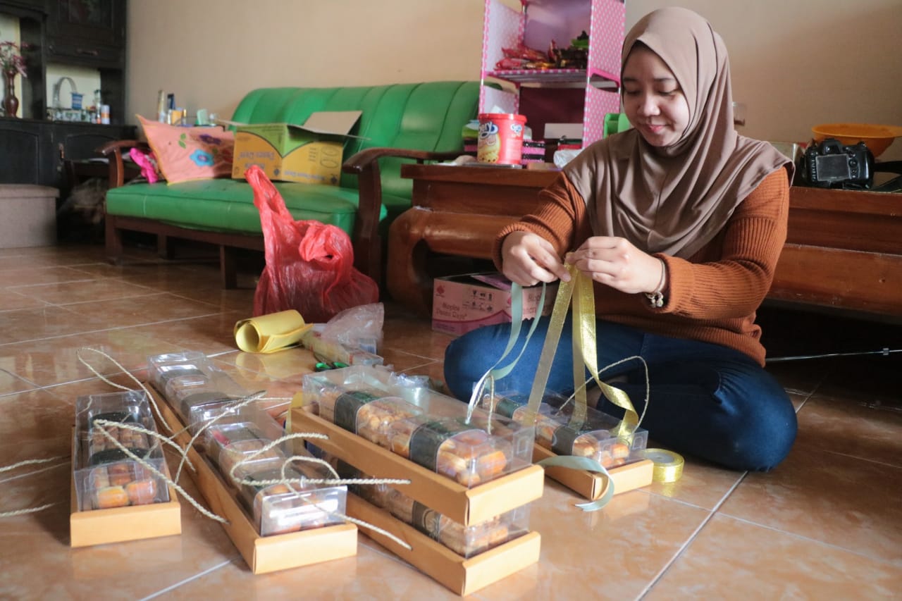 Foto 8 dari 10: Laris Manis Usaha Kue Kering, Banjir Pesanan Jelang Lebaran