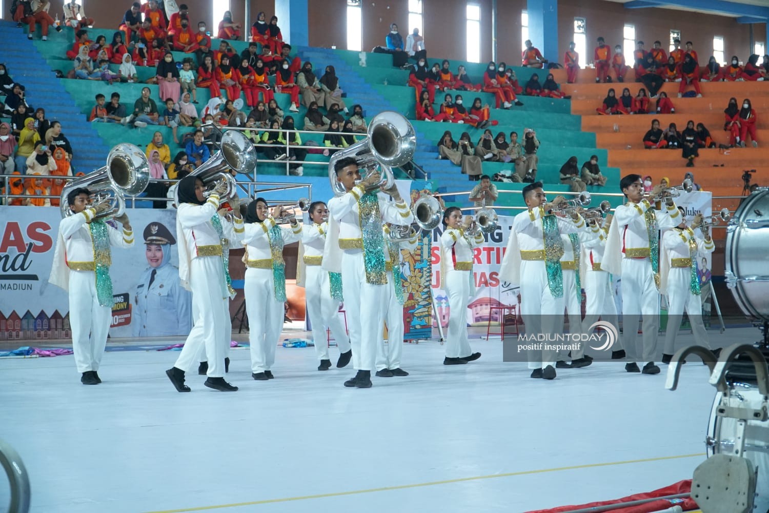 Foto 9 dari 13: Tampil Spektakuler, Tim Peserta Kejurnas Drum Band 2022 Pukau Juri Hingga Penonton