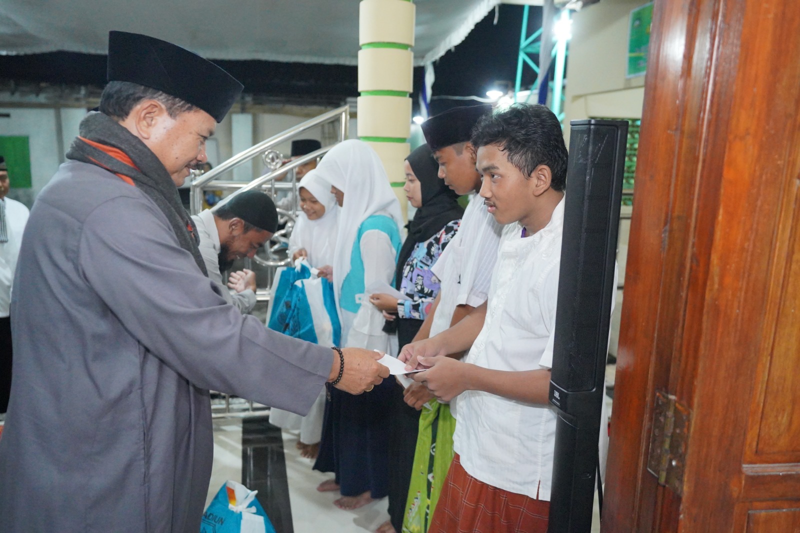 Foto 5 dari 10: Salat Isya di Masjid Al Muttaqin, Wali Kota Juga Salurkan Berbagai Bantuan