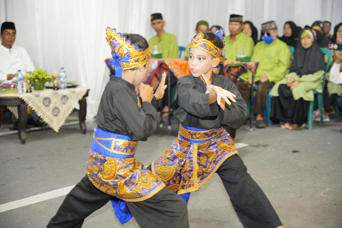Foto 4 dari 8: Resmikan Gapura Gang Ayam Alas, Wali Kota Harap Jadi Penyemangat Warga Untuk Tingkatkan Pembangunan