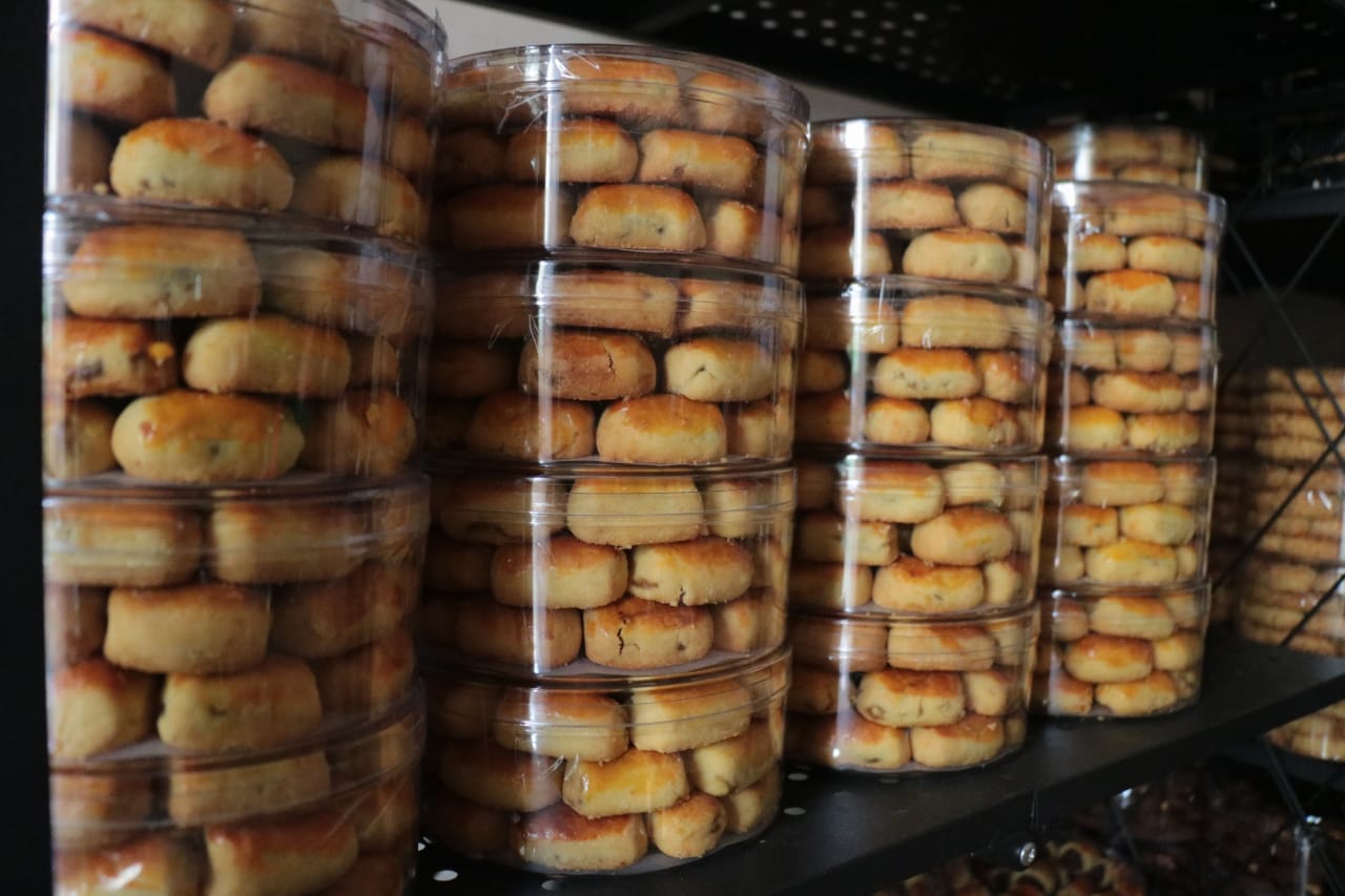 Foto 7 dari 10: Laris Manis Usaha Kue Kering, Banjir Pesanan Jelang Lebaran