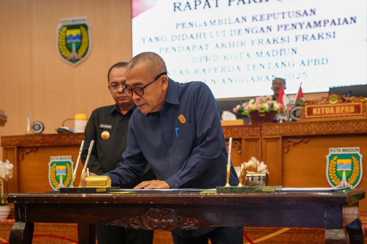 Foto 6 dari 8: Rapat Paripurna DPRD Kota Madiun, Bahas Pengambilan Keputusan Atas Raperda APBD Tahun 2025