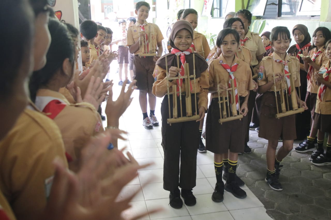 Foto 1 dari 10: Lestarikan Warisan Leluhur, SDN Nalosa Ajak Siswa Peringati Hari Angklung Sedunia