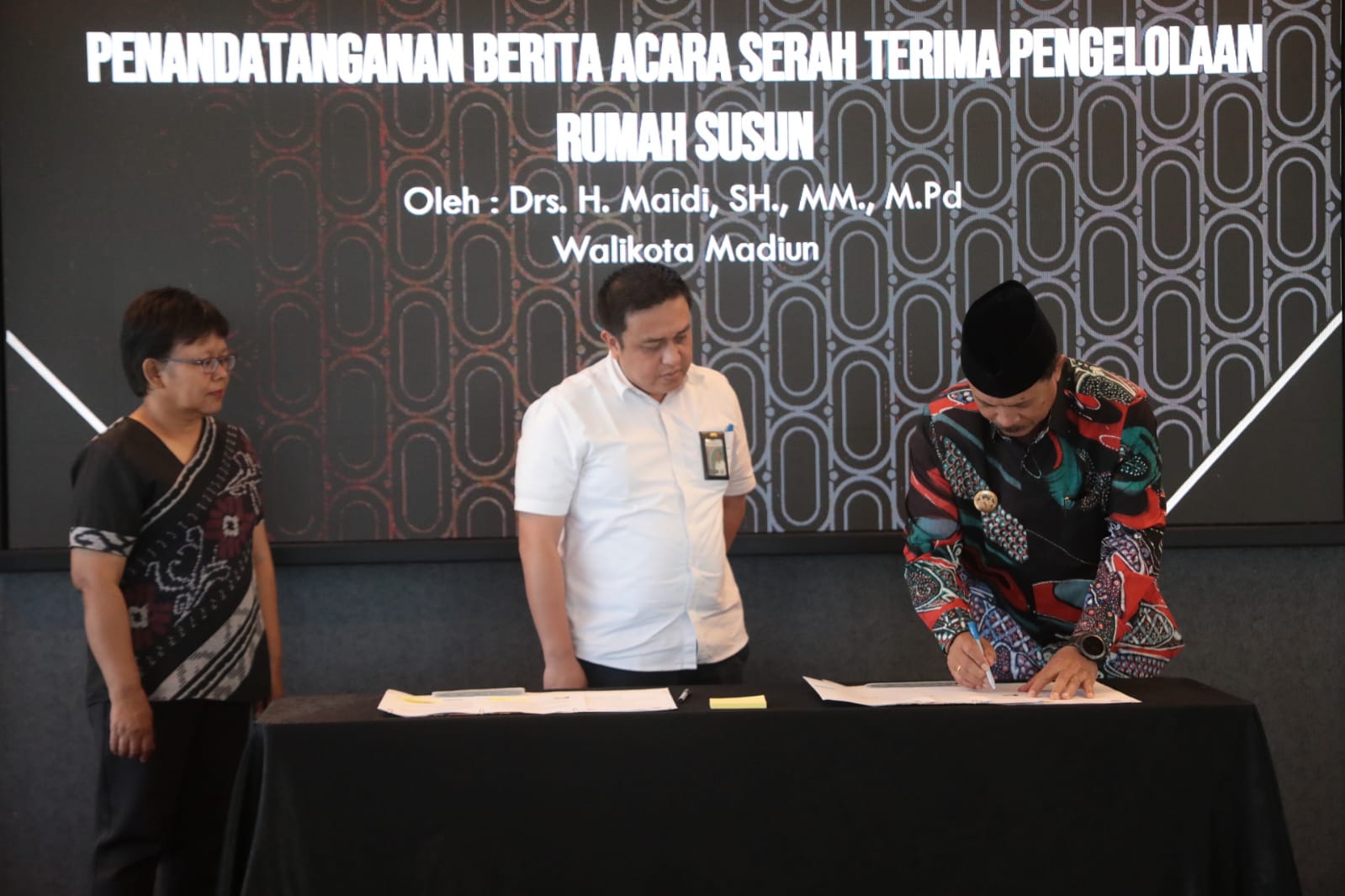 Foto 3 dari 8: Serah Terima Rusunawa III, Wali Kota: Kementerian PUPR Sudah Banyak Menanam Kebaikan di Kota Pendekar