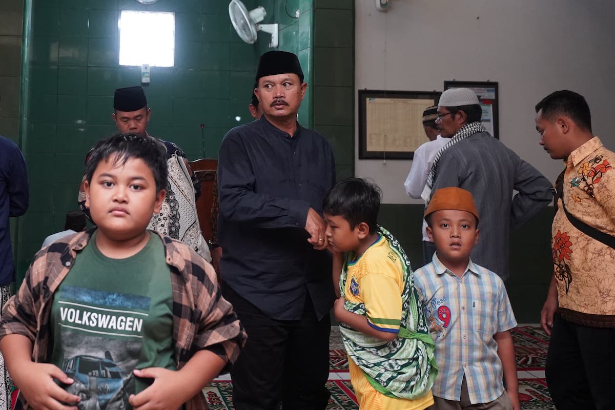 Foto 8 dari 9: Kunjungi Pasar Sleko, Wali Kota Gelar Shalat Jumat Ikuti Shalat Jumat Bersama Warga Dan Pedagang