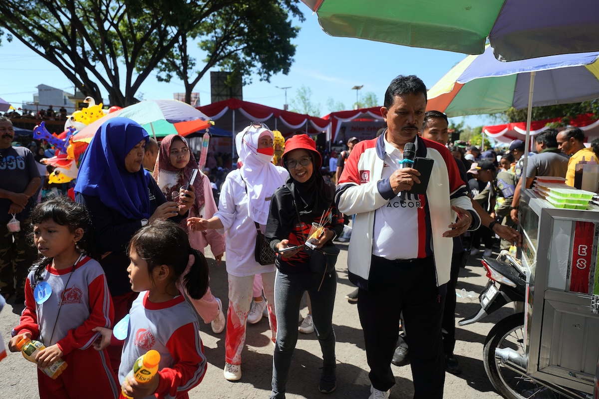 Foto 2 dari 9: Hore dapat Traktiran dari Pak Wali