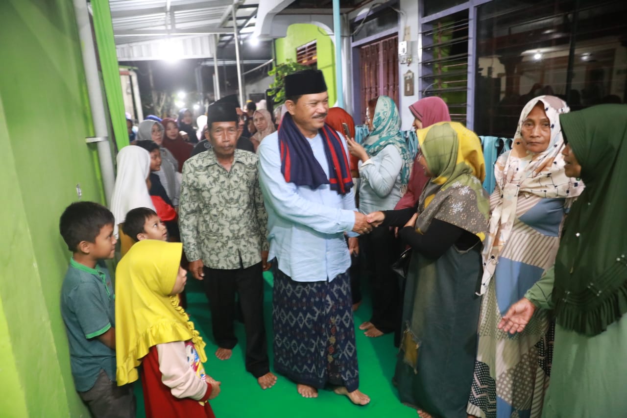 Foto 11 dari 14: Salat Isya di Musala Nurul Badiah, Wali Kota Silaturahmi Hingga Beri Bantuan ke Warga