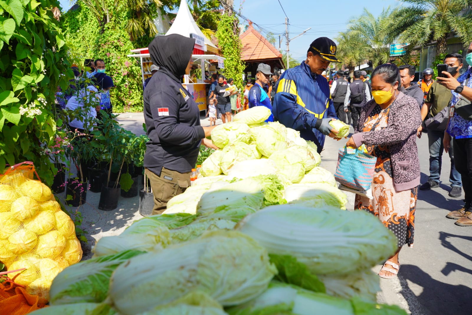Foto 3 dari 7: Buka Wartek Untuk Warga, Wali Kota Bantu Sediakan Sembako Murah Hingga Tekan Inflasi Di Kota Pendekar
