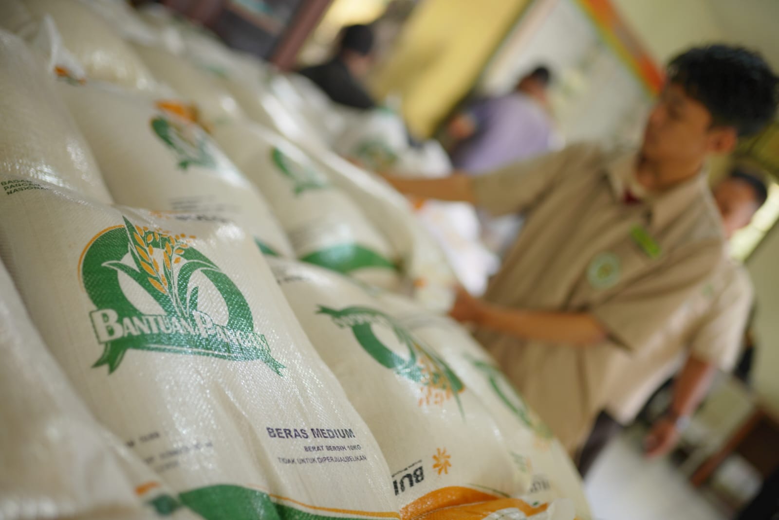 Foto 7 dari 9: Bantuan Pangan Tahap Kedua Jatah Oktober Mulai Dicairkan, Penerima Dapat 10 Kg Beras Bantuan