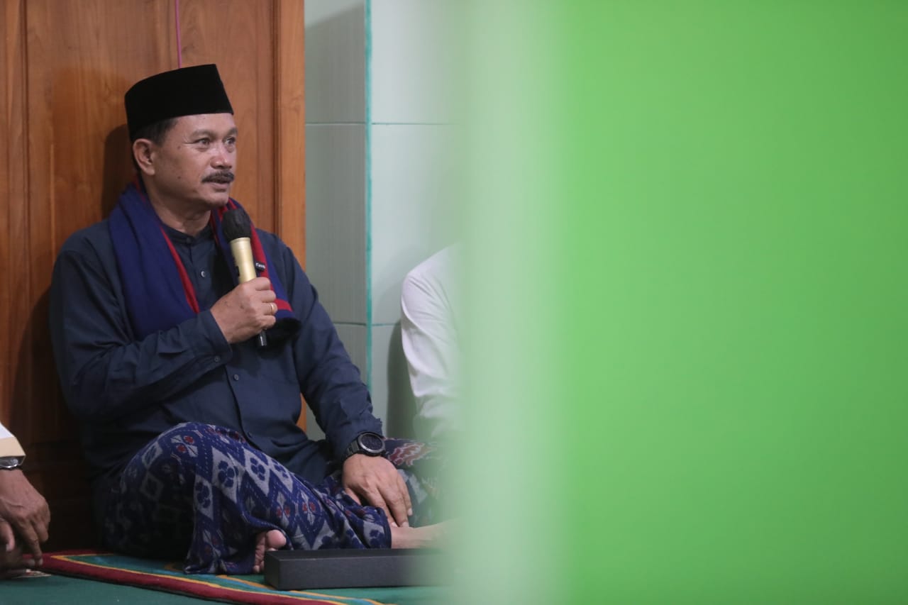 Foto 12 dari 15: Masjid Suhud Rohman Dapat Bantuan Rp 25 Juta, Jamaah Juga dapat Bantuan Sembako, Minyak, dan Santunan