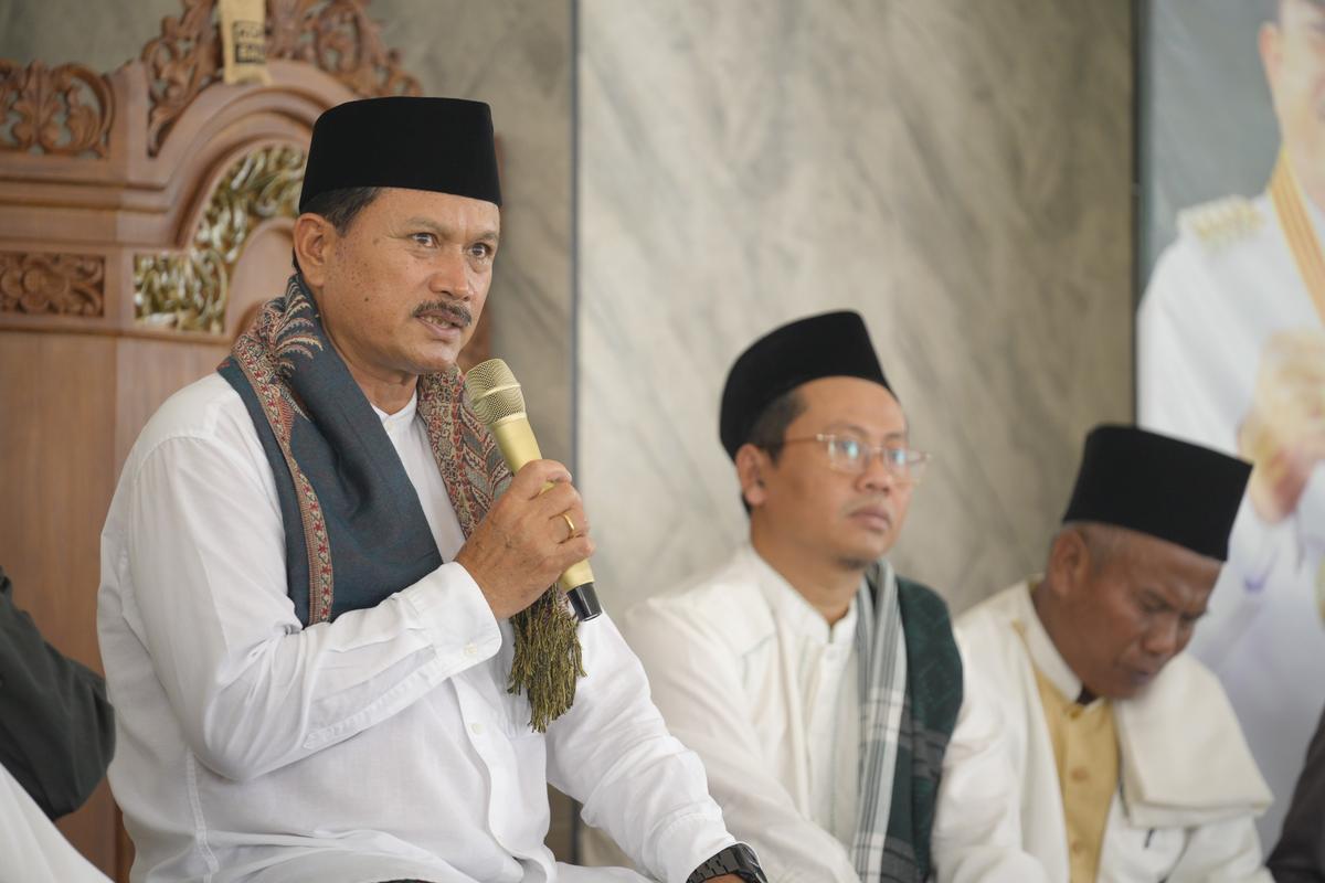 Foto 2 dari 8: Peringati Nuzulul Quran, Wali Kota Juga Serahkan Bansos Untuk Imam Masjid, Marbot, dan Tokoh Agama