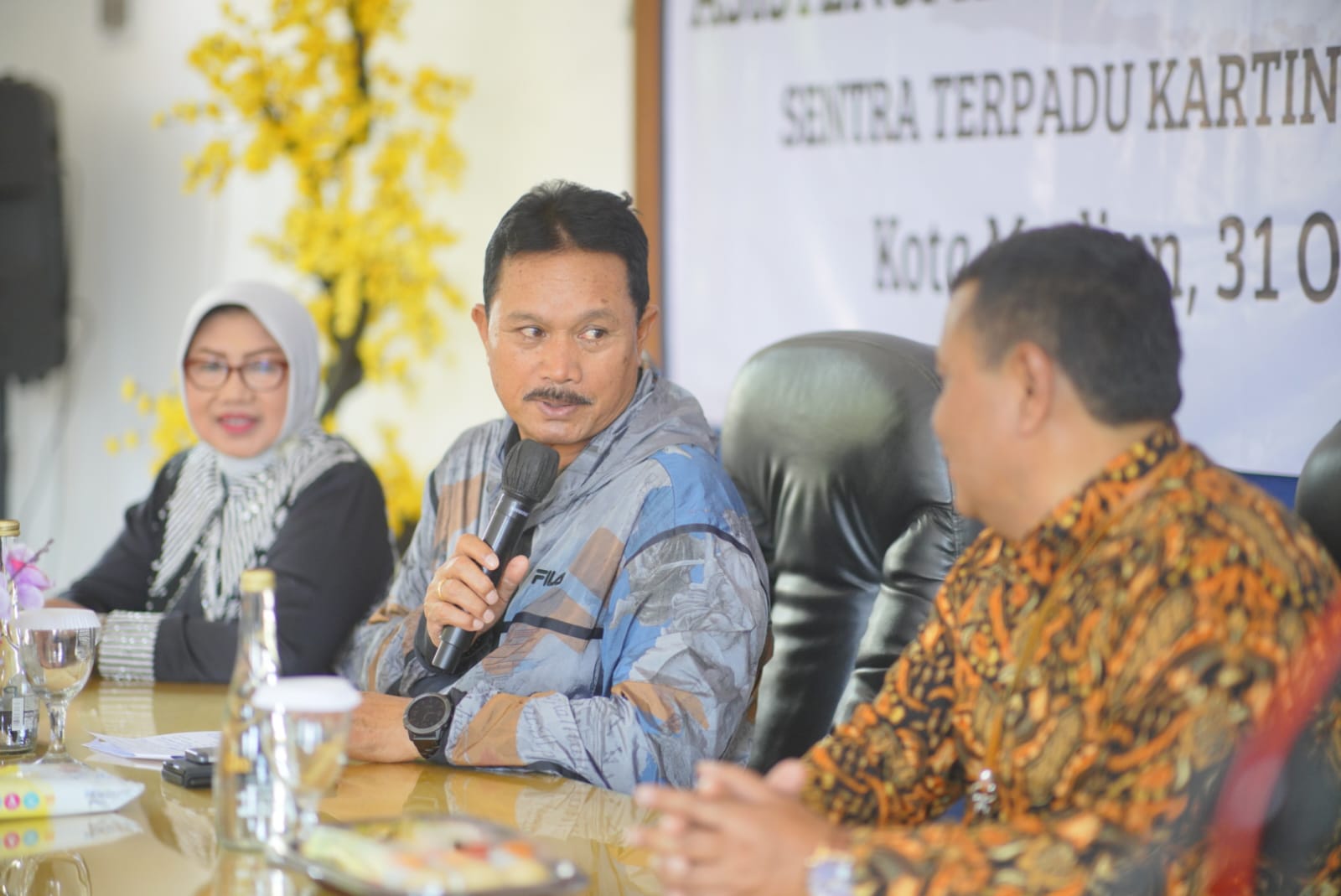 Foto 2 dari 9: Wali Kota Salurakan Bantuan Atensi Kemensos RI Sekaligus Resmikan Unit Layanan Terapi