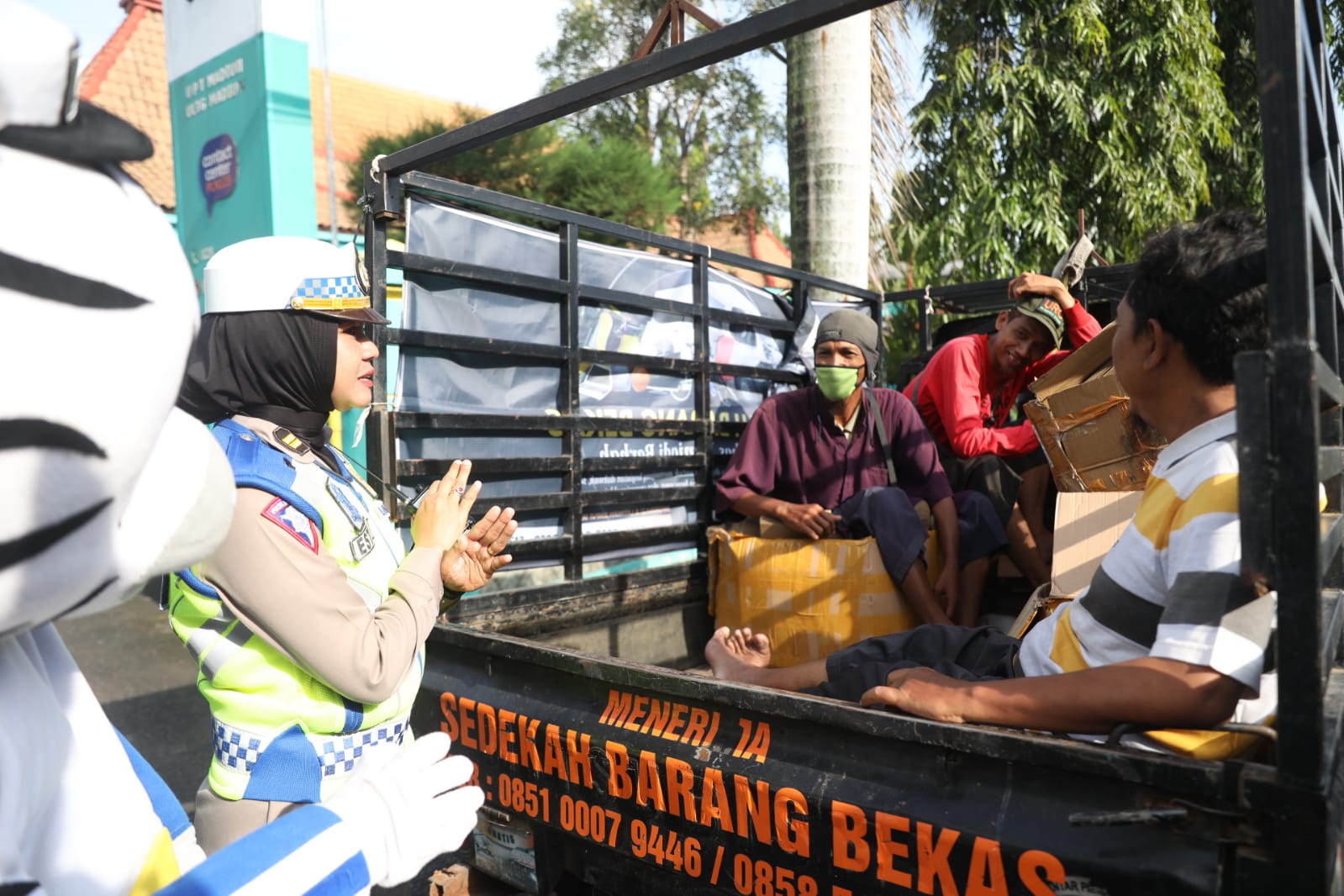 Foto 4 dari 7: Gelar Operasi Keselamatan, Satlantas Beri Reward Pengendara Yang Tertib Aturan