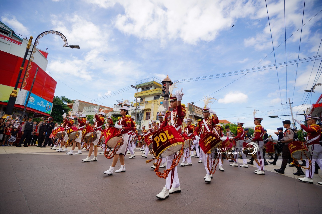 Foto 9 dari 19: Sukses Memukau Masyarakat, Aksi Drumcorps Pelopor Cenderawasih Akpol Dapat Apresiasi Wali Kota Maidi