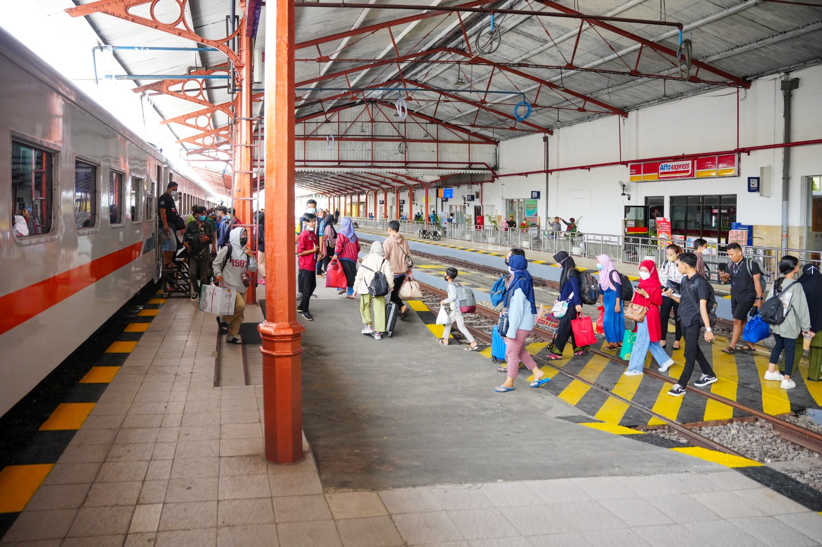 Foto 7 dari 8: Arus Balik Lebaran, Stasiun KA Terpantau Ramai Tertib