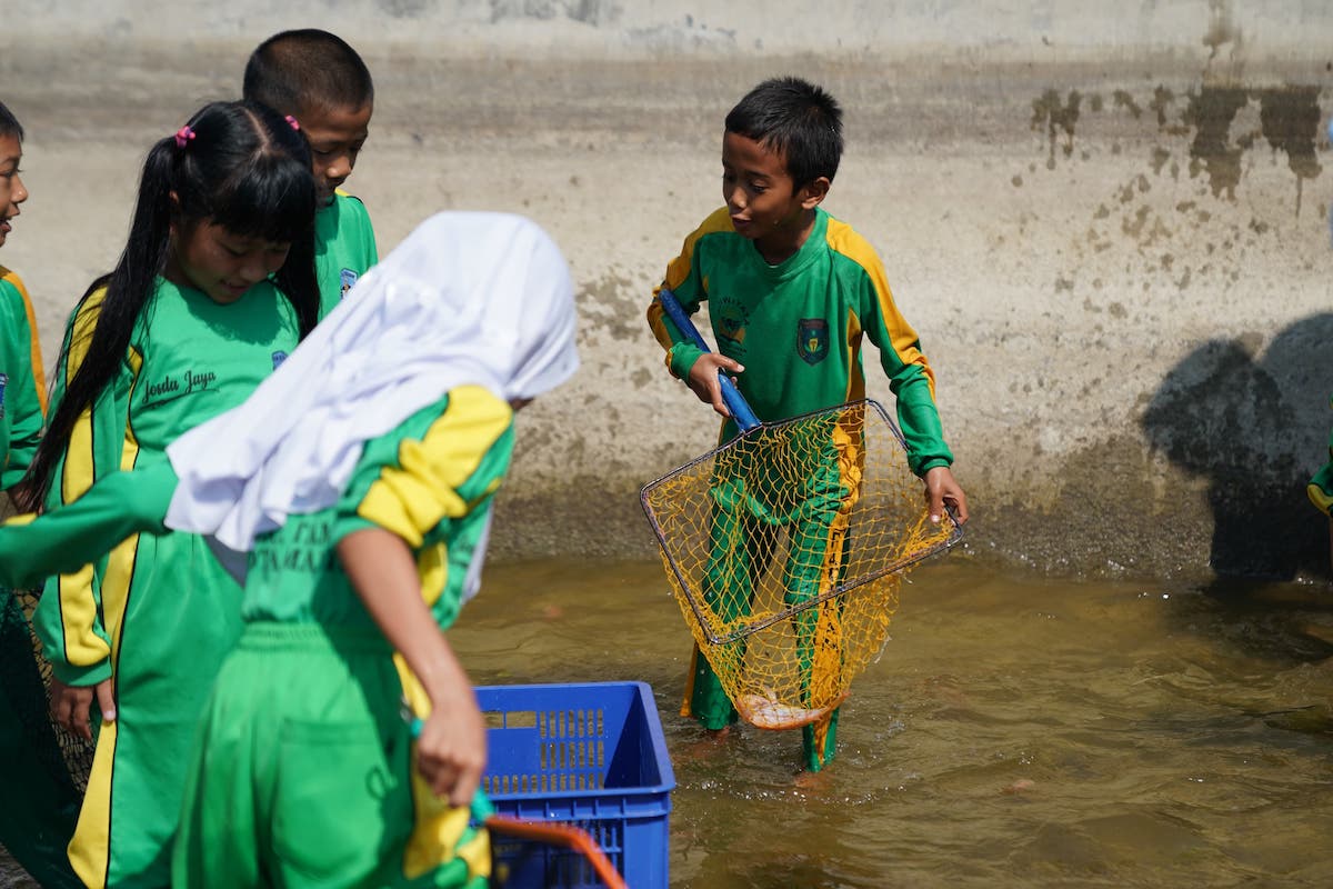 Foto 4 dari 8: Meriahkan Event Gemarikan, Wali Kota Ajak Siswa Tangkap Ikan Di Kolam