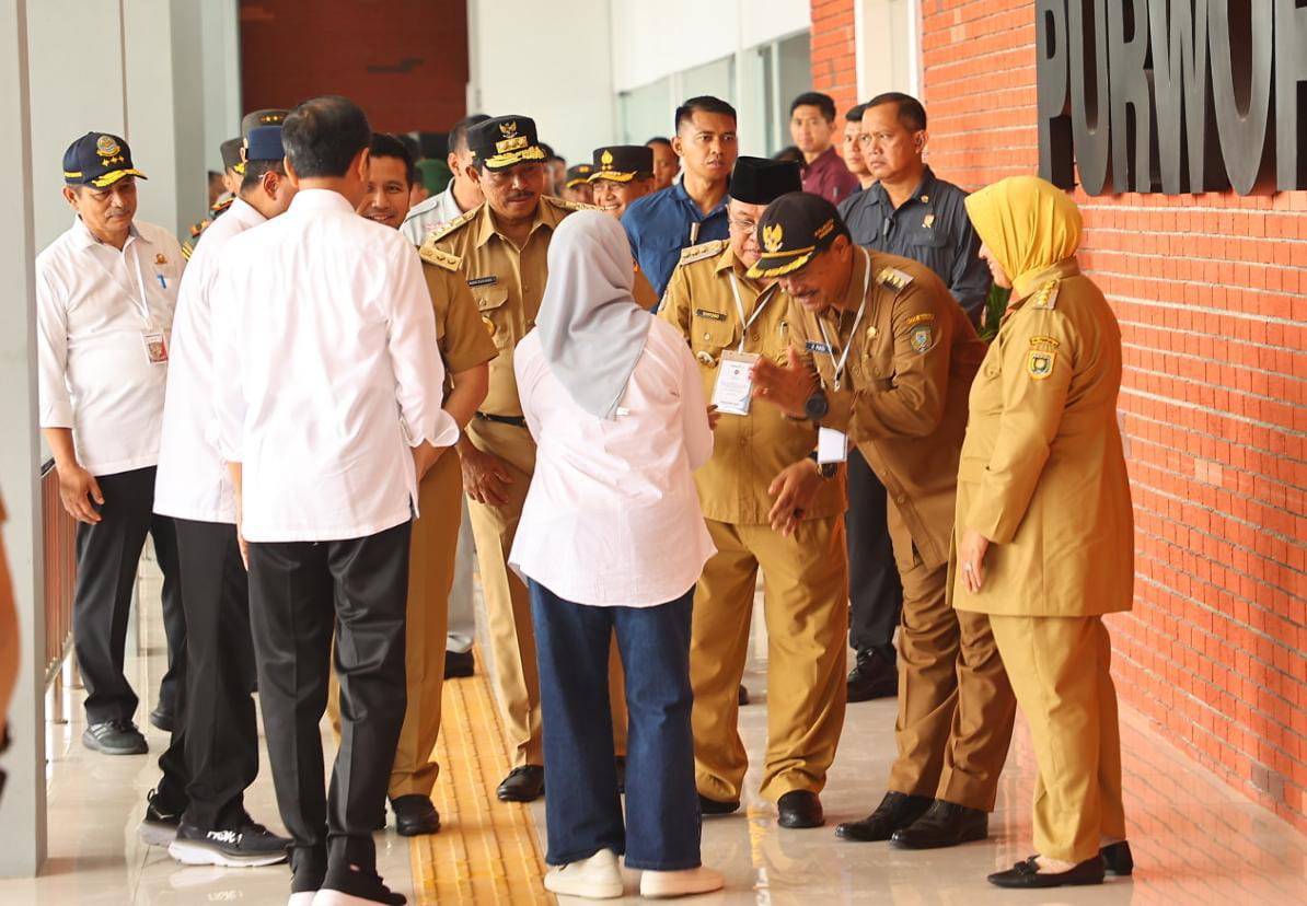 Foto 5 dari 6: Resmikan 4 Terminal Bus di Jatim dan Jateng, Presiden Soroti Kemacetan
