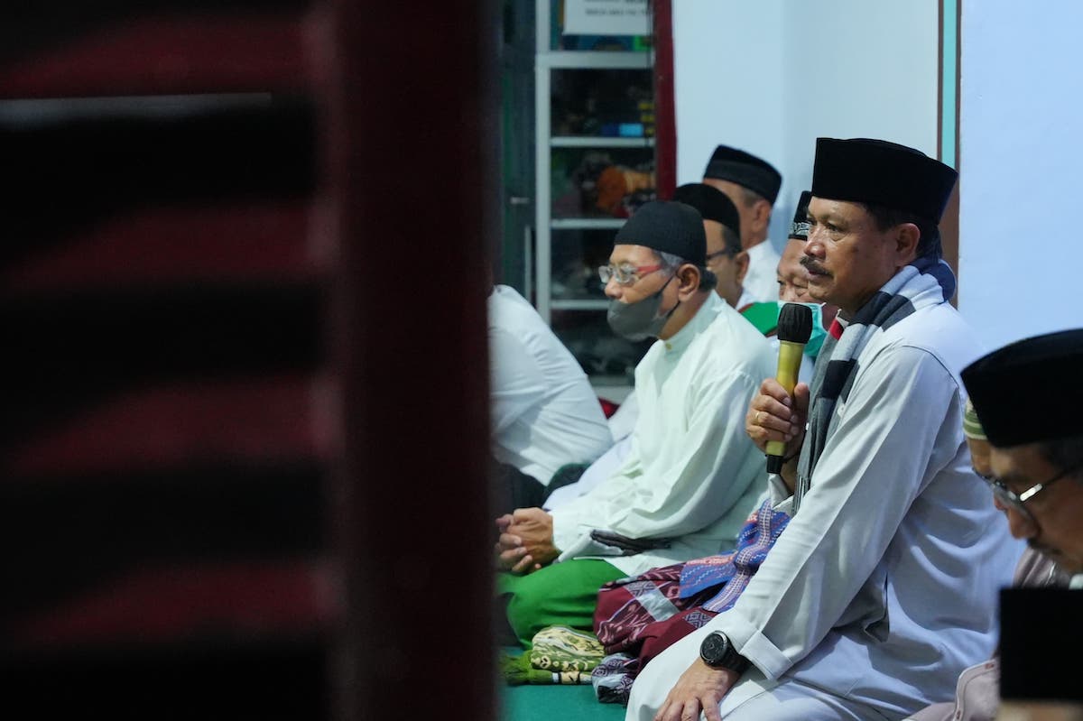 Foto 4 dari 8: Salat Isya di Masjid Al Husna, Wali Kota Salurkan Santunan hingga Bantuan Masjid Rp 18 Juta