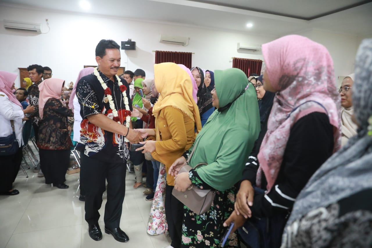 Foto 7 dari 10: Beri Arahan Parenting Bagi Wali Murid SMPN 10, Wali Kota Harap Orang Tua Bantu Wujudkan Generasi Emas 2045