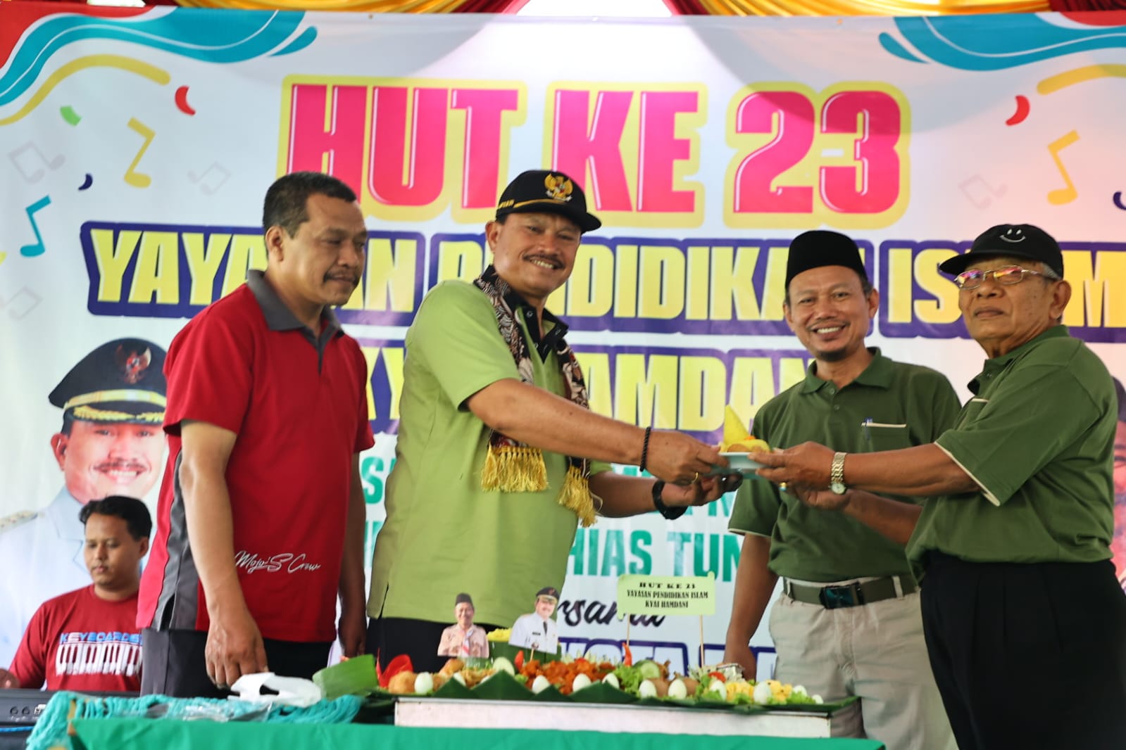 Hadiri Pembukaan HUT ke-23 Yayasan Pendidikan Islam Kyai Hamdani, Wali Kota Turut Bagi Hadiah dan Susu Sntuk Siswa-Siswi