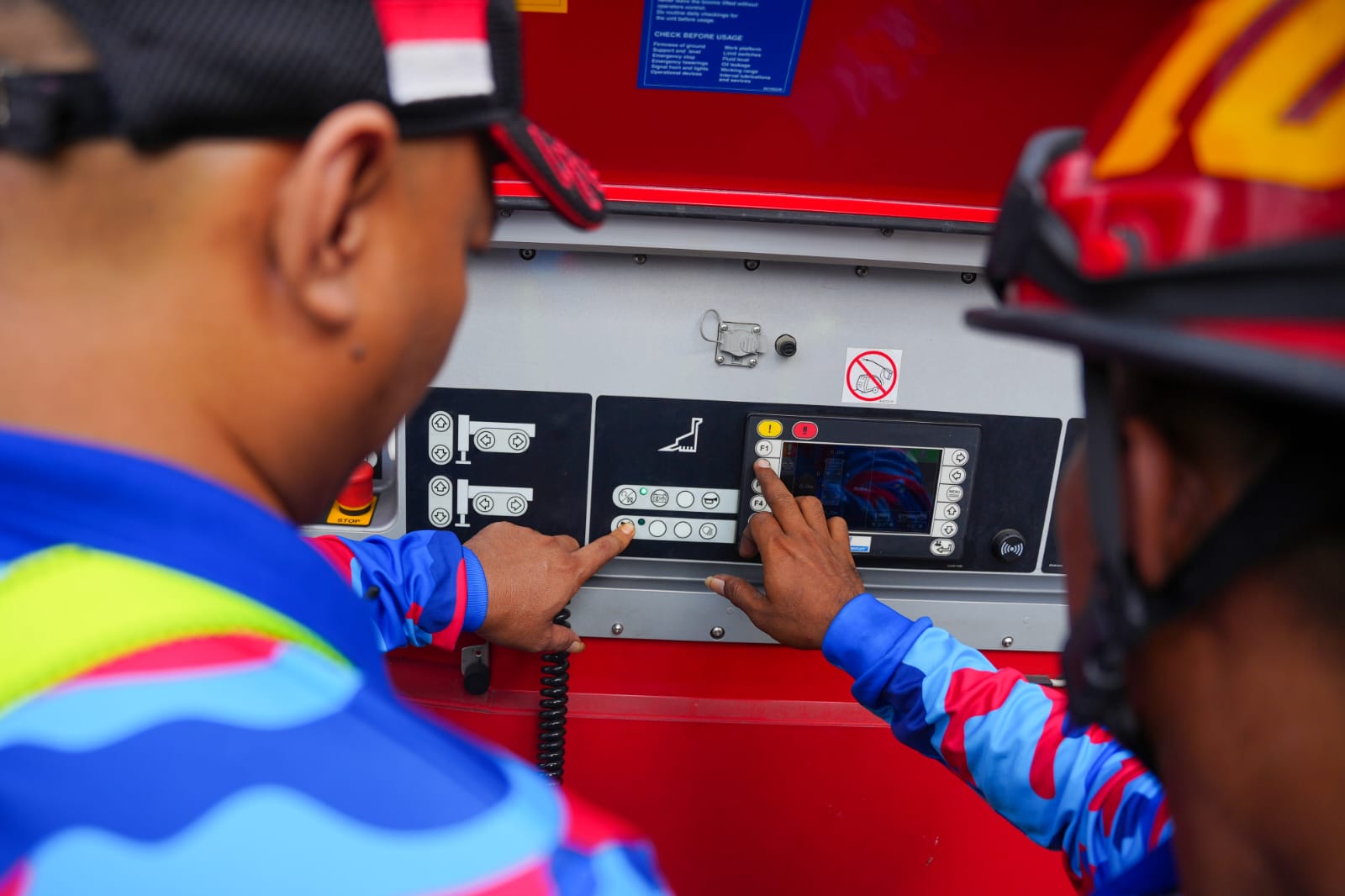 Foto 5 dari 9: Tingkatkan Keterampilan Pemadaman Kebakaran, Satpol PP-Damkar Gelar Pelatihan Bersama BPBD, PMI, Dan Linmas