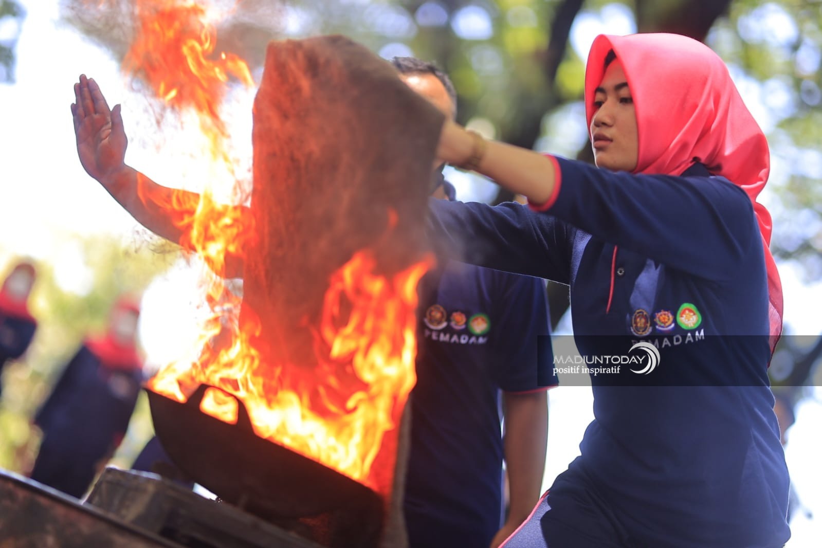 Foto 3 dari 7: Antisipasi Kebakaran Rumah Tangga, Satpol PP Dan Damkar Beri Pelatihan Penanganan Api Bagi Dharma Wanita