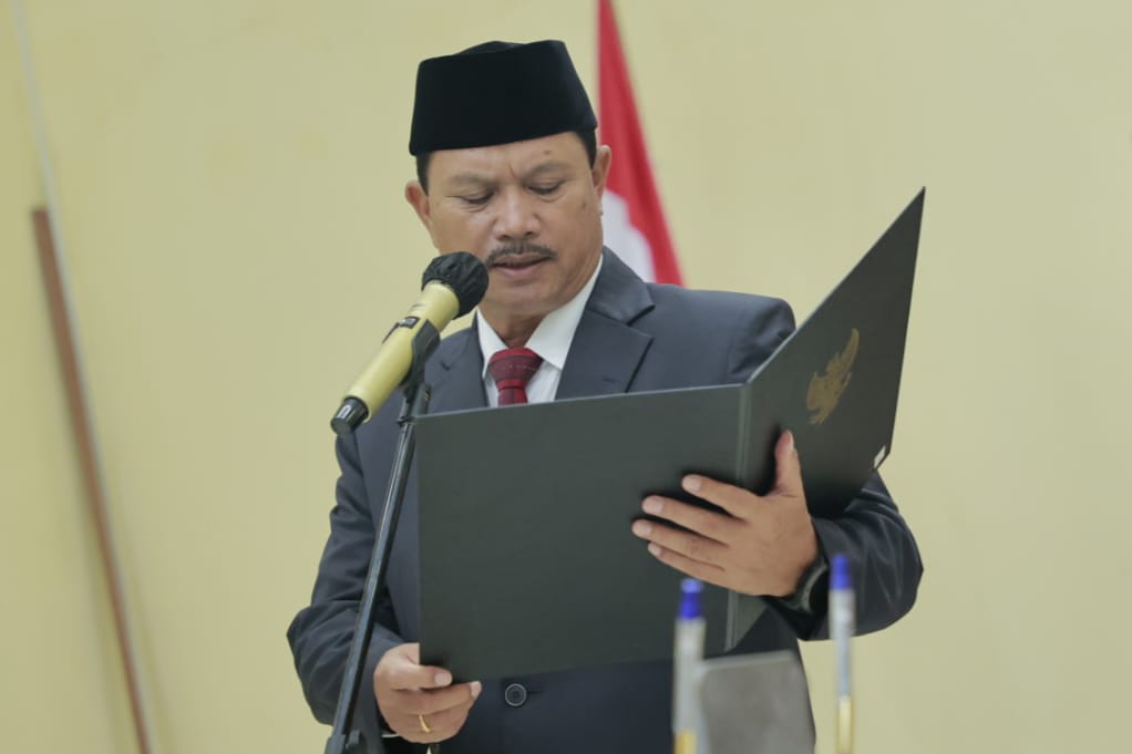 Foto 2 dari 4: Lantik Lima Pejabat Pimpinan Tinggi Pratama, Wali Kota: Pemkot Butuh Orang yang Peduli