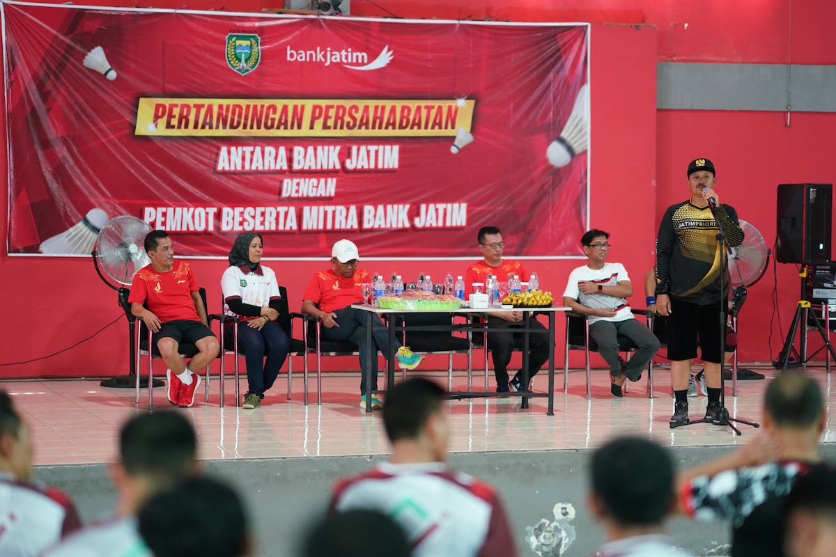 Foto 2 dari 9: Buka Pertandingan Persahabatan Bulu Tangkis Bank Jatim, Wali Kota: Sehat Itu Mahal, Mari Kita Jaga dengan Olahraga