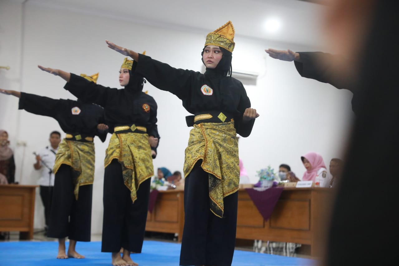 Foto 3 dari 10: Beri Arahan Parenting Bagi Wali Murid SMPN 10, Wali Kota Harap Orang Tua Bantu Wujudkan Generasi Emas 2045