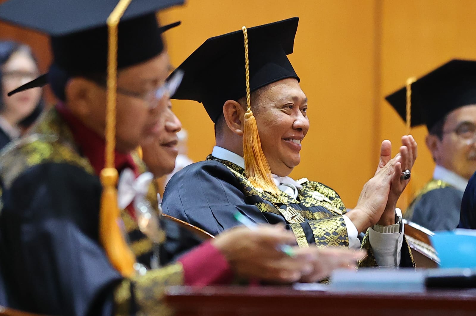 Foto 6 dari 7: SAH! Wali Kota Maidi Resmi Sandang Gelar Doktor Smart City